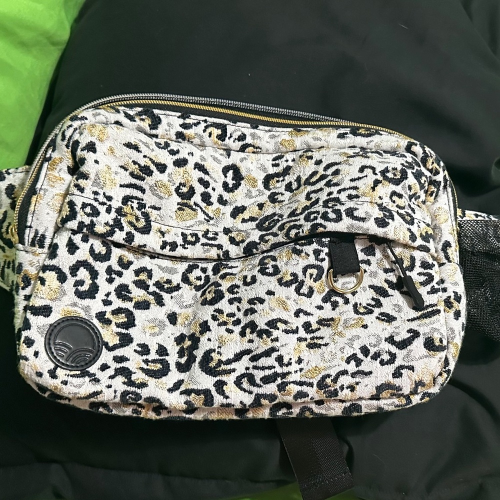 COPY - Tush Baby The Pack Snow Leopard